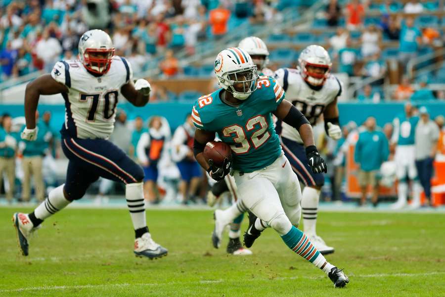 Drake corre el balón hasta la zona de anotación para el touchdown ganador contra los Patriots.