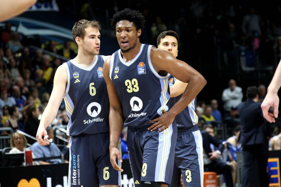 Auch Center David McCormack (vorne) konnte den Abwärtstrend von Alba Berlin gegen Rostock nicht stoppen.