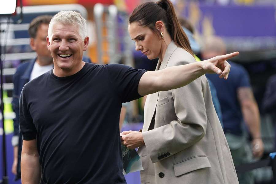 Bastian Schweinsteiger (l.) und Esther Sedlaczek begleiten die ARD als TV-Experten Bastian Schweinsteiger (l.) und Esther Sedlaczek begleiten die ARD als TV-Experten