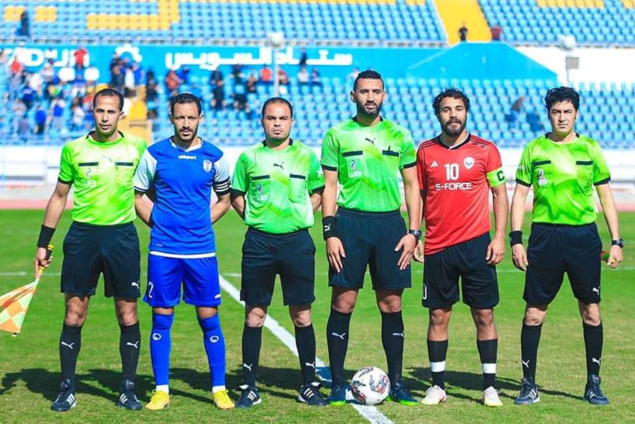 A equipa de arbitragem, agora suspensa, antes do jogo entre Suez e Al-Nasr