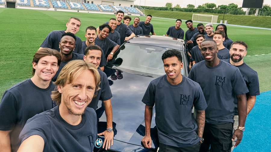 Los jugadores del Real Madrid posan con un coche de 'BMW'.