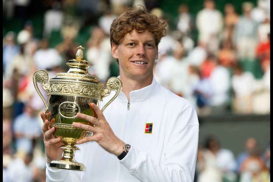 Sinner s wimbledonskou trofejou.