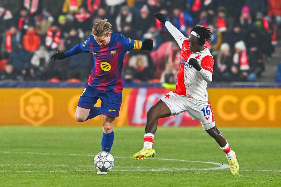 Frenkie de Jong and David Moses battle for the ball Frenkie de Jong and David Moses battle for the ball