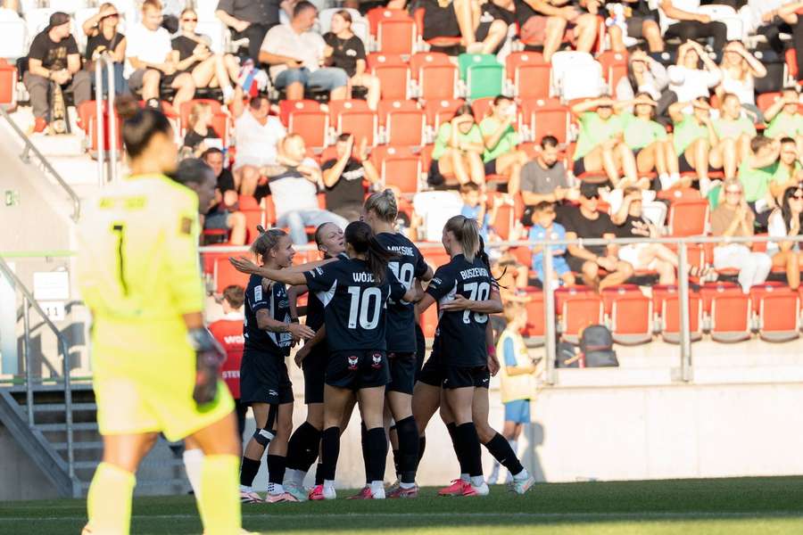 Mecz pierwszej rundy kwalifikacyjnej Ligi Mistrzów Kobiet UEFA: Czarni Sosnowiec - Athlone Town. Mecz pierwszej rundy kwalifikacyjnej Ligi Mistrzów Kobiet UEFA: Czarni Sosnowiec - Athlone Town.