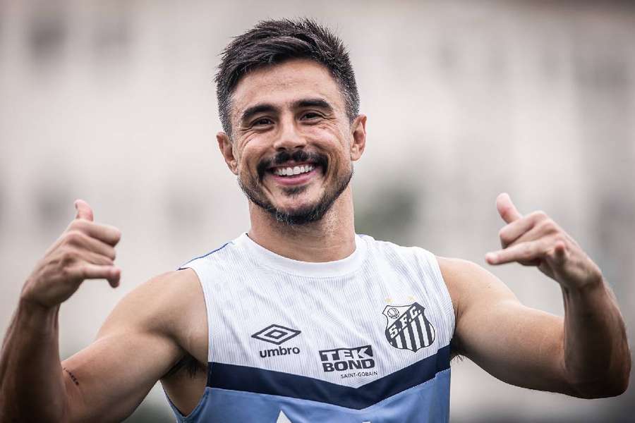 Willian Bigode teve diagnosticada lesão muscular na coxa