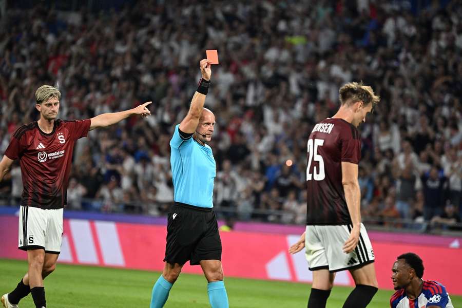 Sparta musela v Lyonu dohrávat v deseti.