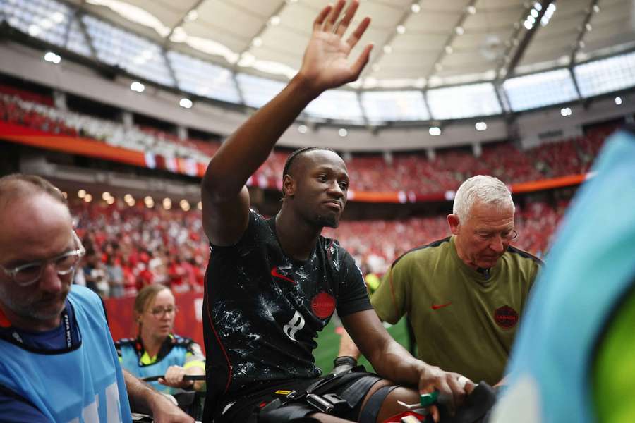 Ismael Kone wrócił w gipsie, powitany przez kolegów jak bohater Ismael Kone wrócił w gipsie, powitany przez kolegów jak bohater