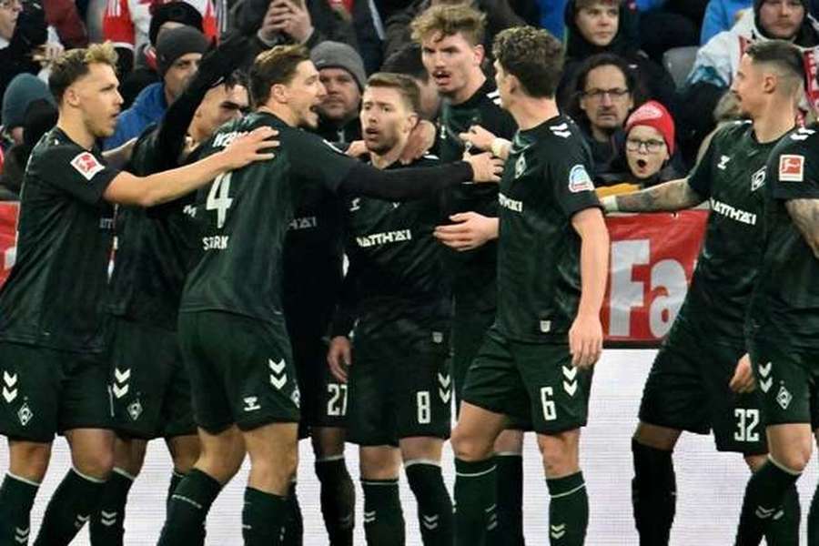 Jogadores do Werder Bremen festejam golo de Mitchell Weiser em Munique