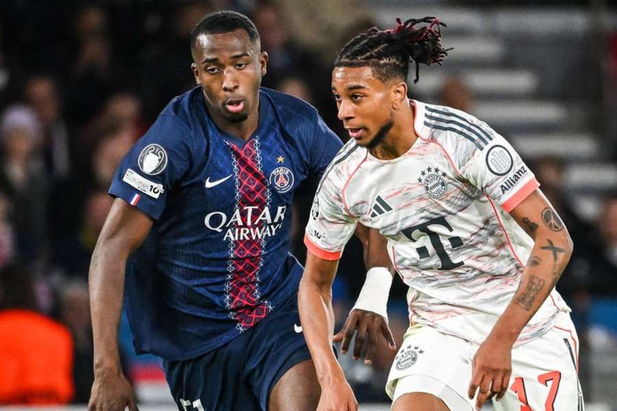 Pacho e Olise disputam bola no último jogo entre PSG e Bayern, em novembro de 2025