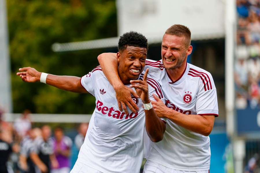 John Mercado přijímá od Pavla Kadeřábka gratulace ke gólu proti Olomouci. John Mercado přijímá od Pavla Kadeřábka gratulace ke gólu proti Olomouci.