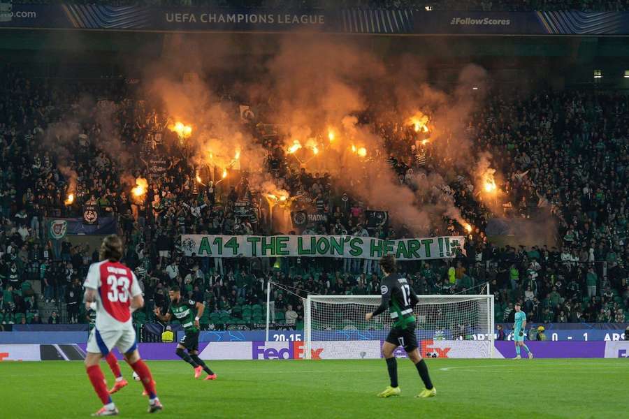 Sinalizadores e fogos de artifícios dos torcedores do Sporting na recepção ao Arsenal