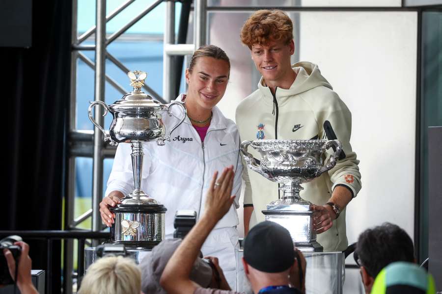 Jannik Sinner e Aryna Sabalenka con i trofei conquistati l'anno scorso