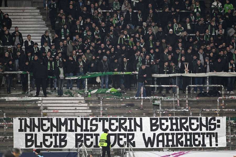 Die Bundesliga-Fans protestieren vereinsübergreifend. Die Bundesliga-Fans protestieren vereinsübergreifend.