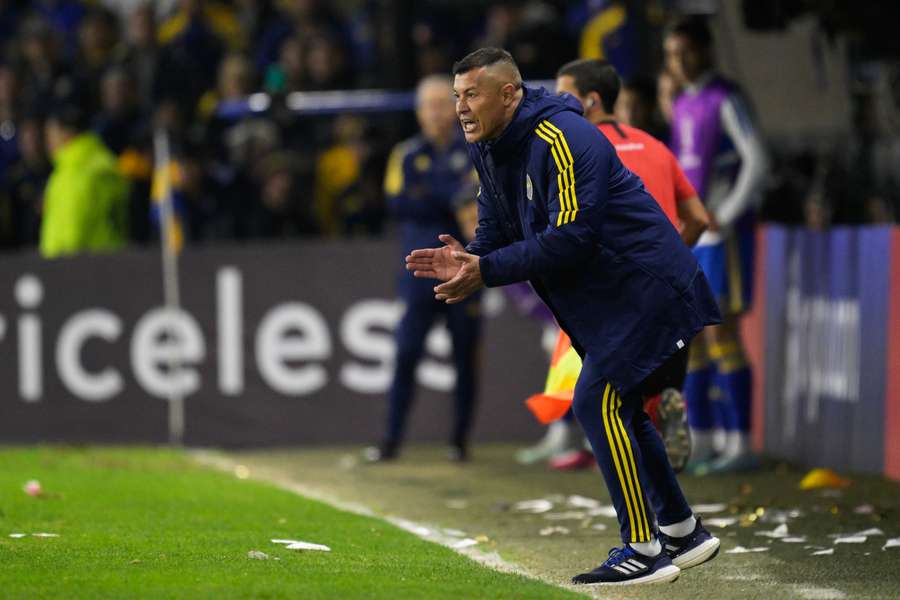 Técnico Jorge Almirón tem muuuito trabalho pela frente