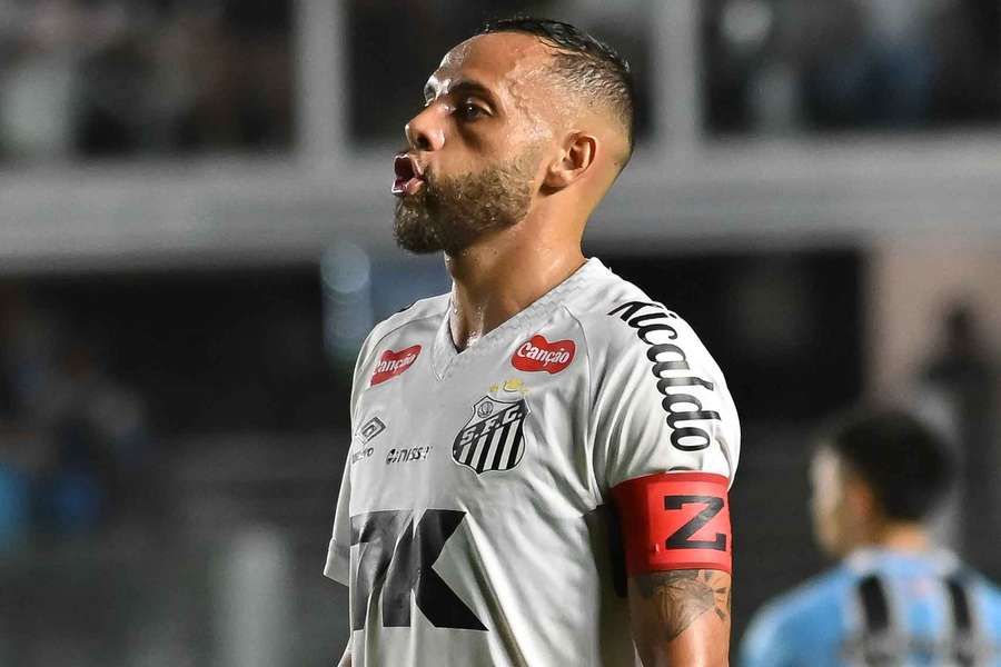 O atacante Guilherme tem liderado o ataque do Santos na ausência de Neymar