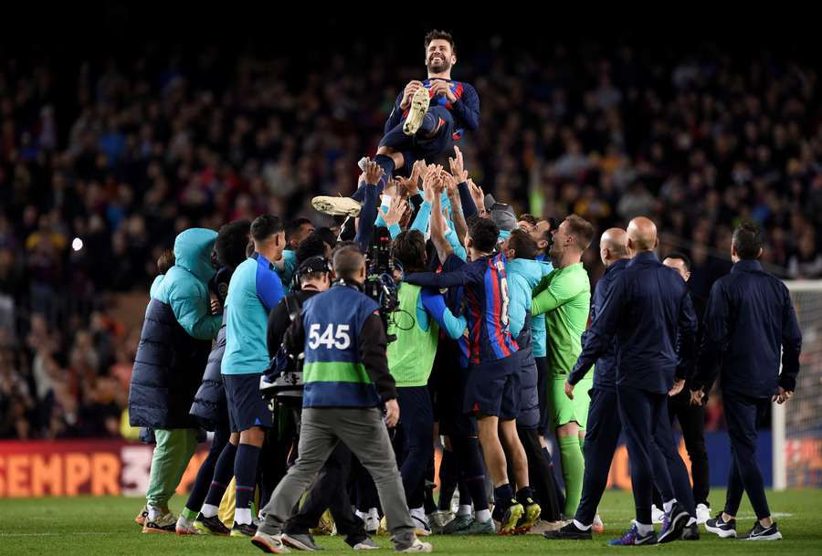 Gerard Piqué foi aplaudido pelos seus companheiros de equipa no seu último jogo