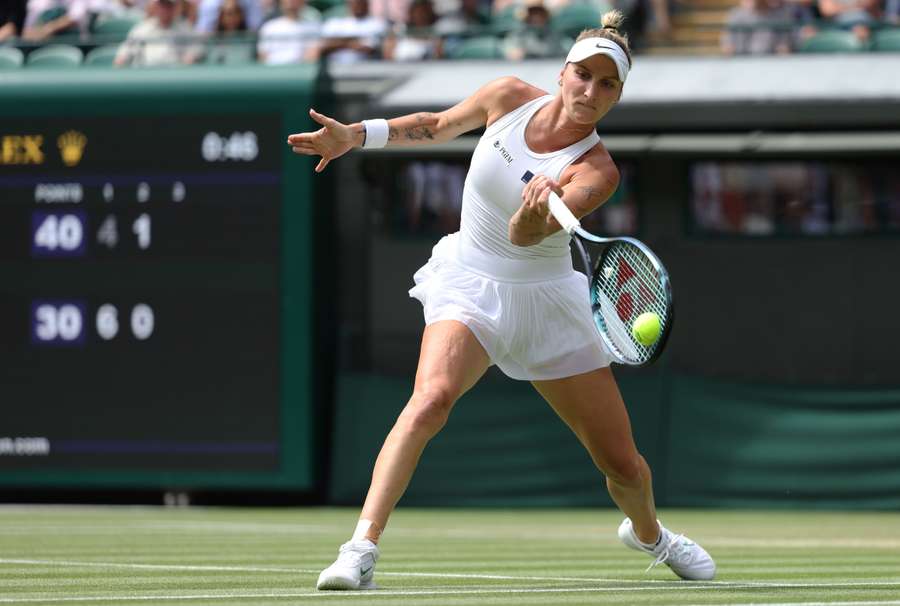 Marketa Vondrousova returns the ball to Jessica Pegula