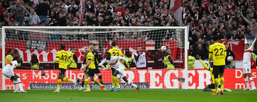 Der Moment des Schocks: Stuttgarts Silas (Mitte) trifft in der Nachspielzeit zum 3:3 gegen den BVB