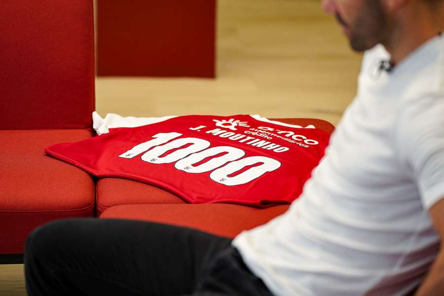 João Moutinho com a camisola comemorativa dos 1000 jogos
