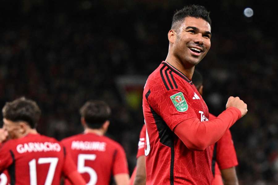 Casemiro volta a ser relacionado no United