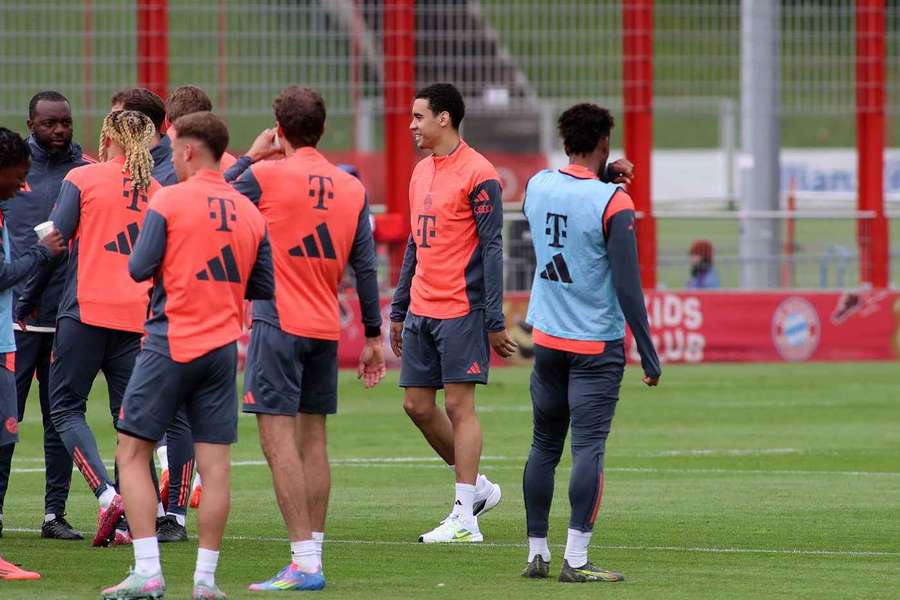 Musiala (m.) zeigte sich erstmals seit seiner Verletzung auf dem Trainingsplatz