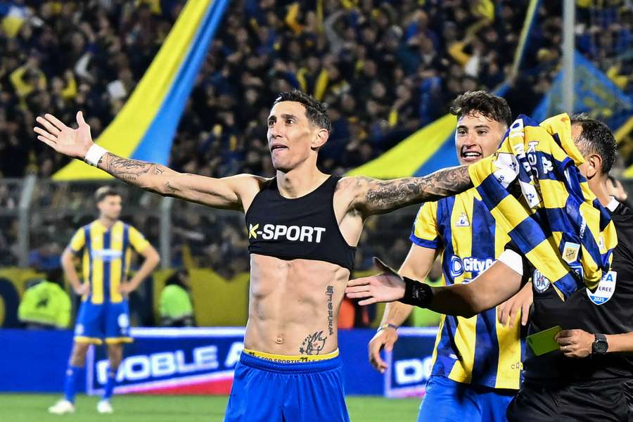 Oslava Ángela Di Maríi po proměněném přímém kopu. Oslava Ángela Di Maríi po proměněném přímém kopu.