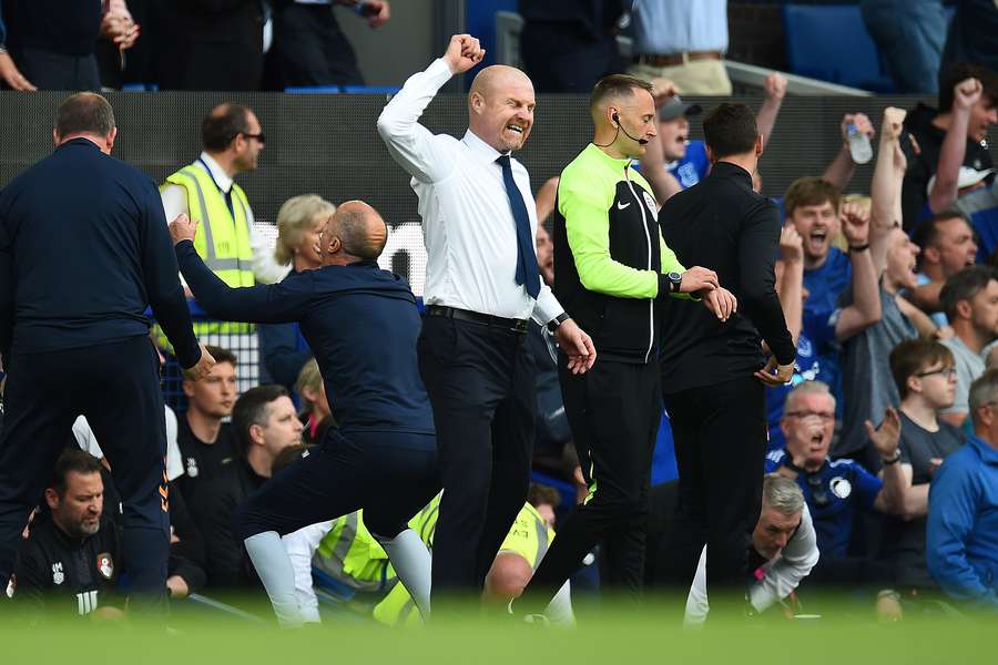 Everton's English manager Sean Dyche (C) celebrates at the end of the English Premier League football match between Everton and Bournemouth