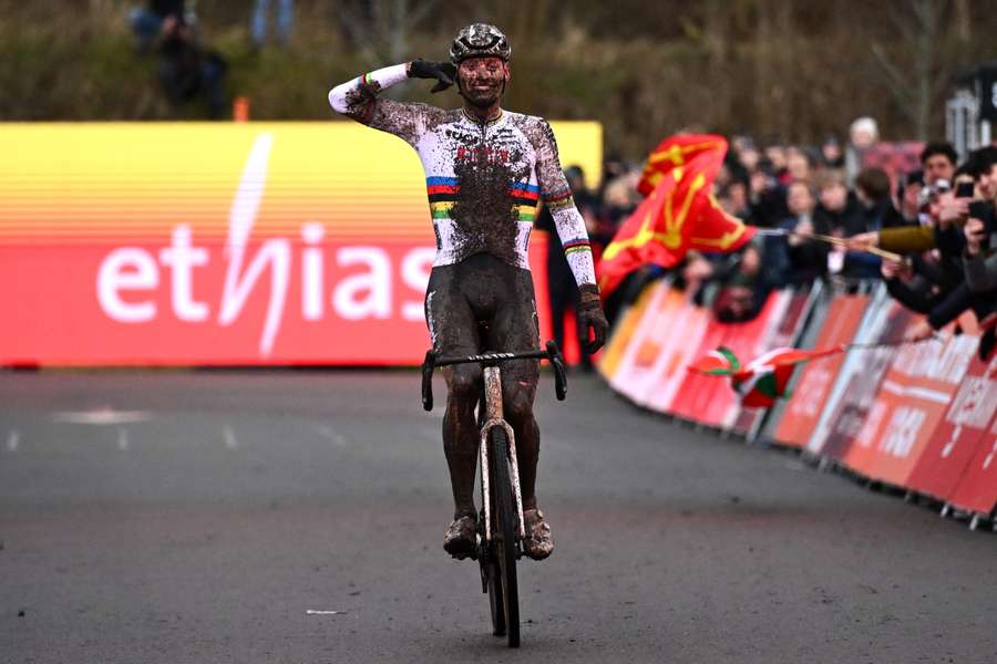 Van der Poel, ganador en la meta de Maasmechelen
