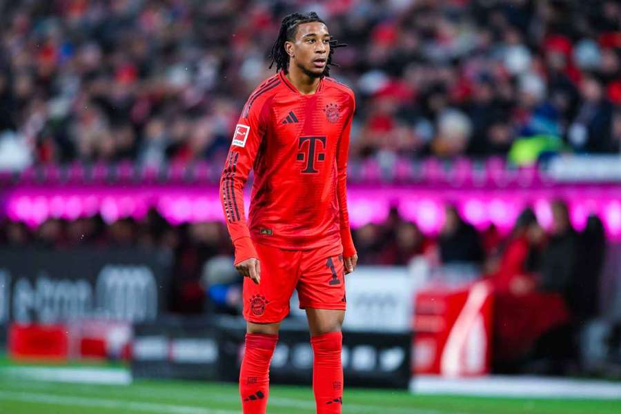 Michael Olise im Bayern-Trikot.