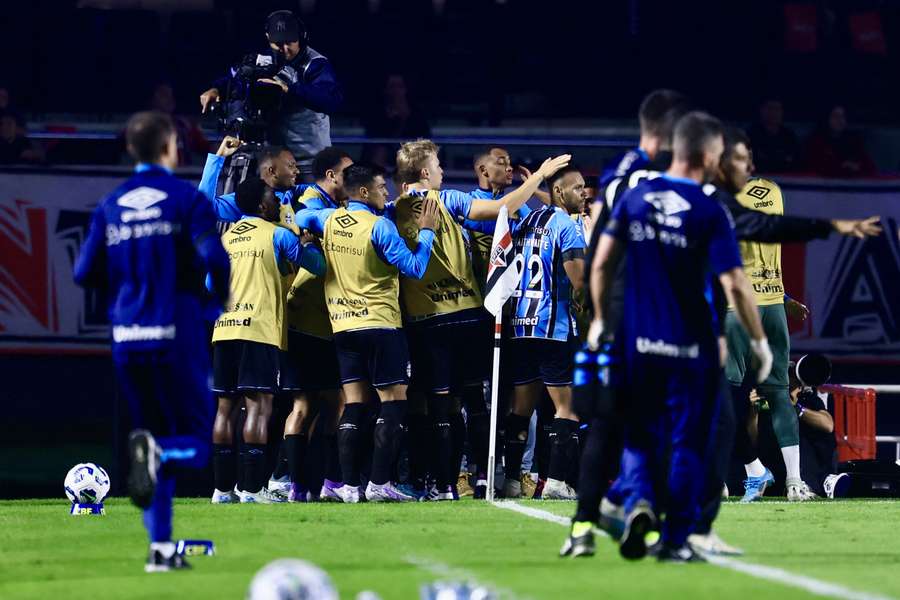 Banco gremista celebra gol marcado por Aravena