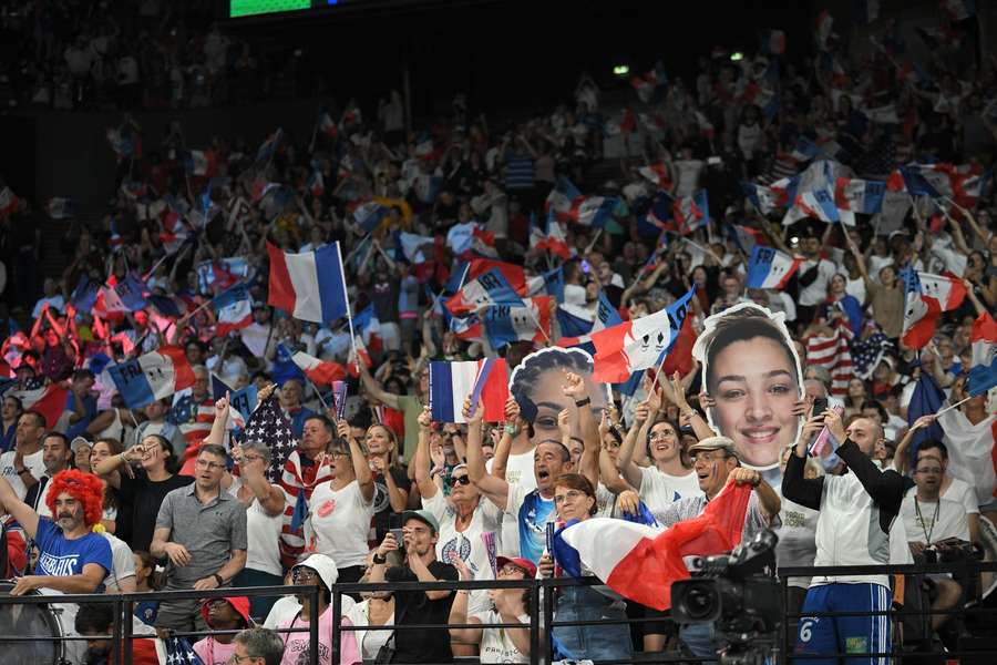 Publikum vo finále ženského basketbalu, kde Francúzky takmer zlikvidovali náskok favoritiek z USA. Prehrali o bod...