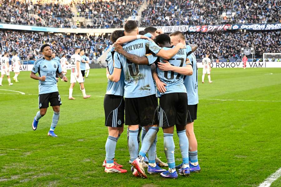 Slovan výsledkovo hladko vyhral nad Trnavou. Slovan výsledkovo hladko vyhral nad Trnavou.