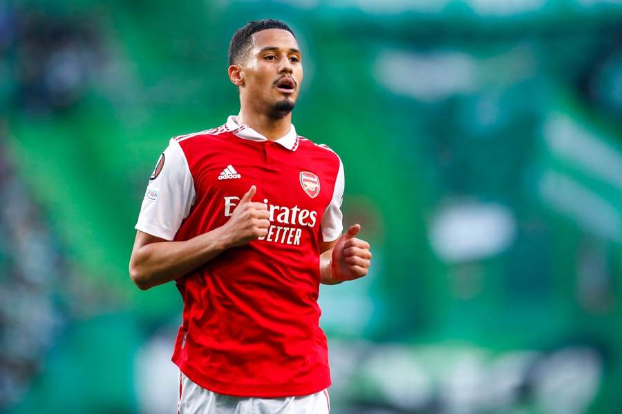 Media: Saliba nie zagra z Manchesterem City. Francuz wciąż leczy kontuzję