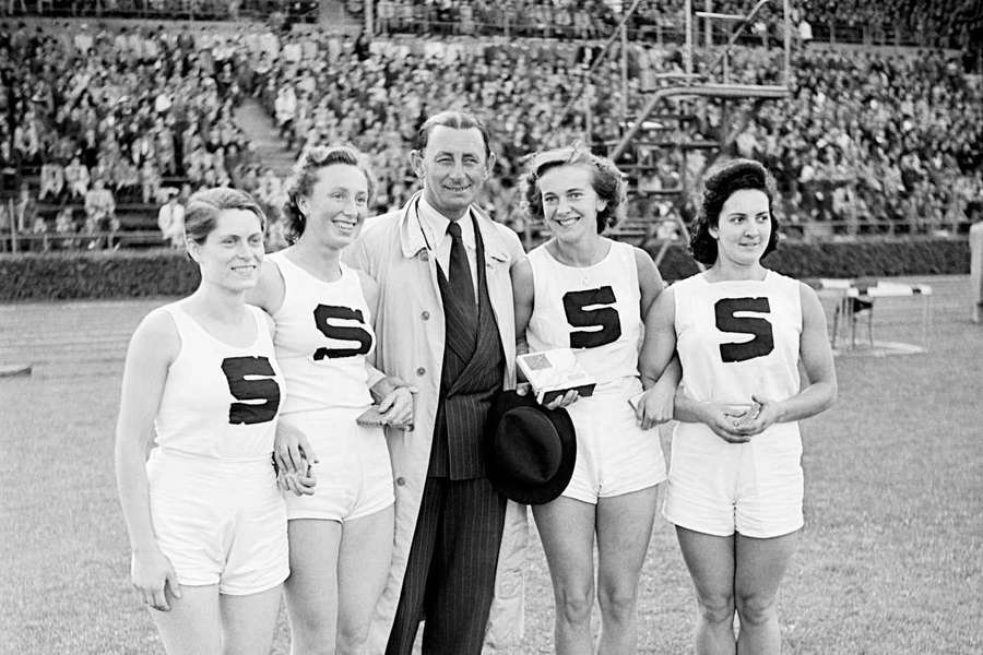 Vlasta Burian medzi atlétkami Sparty Praha.