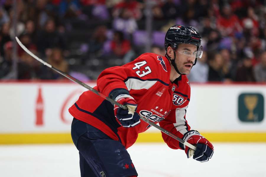 Tom Wilson che pattina nel bel mezzo di una partita