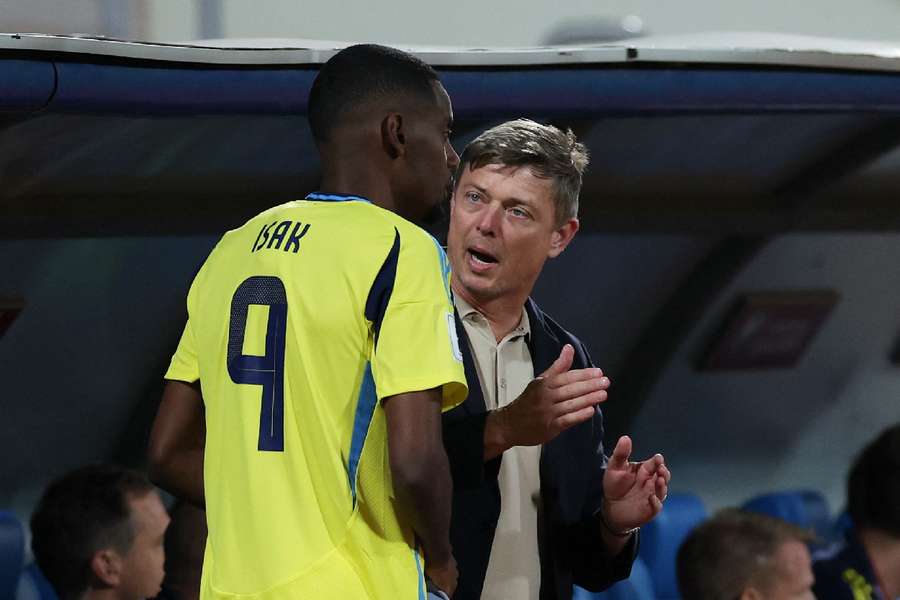 Alexander Isak conversa con el seleccionador de Suecia