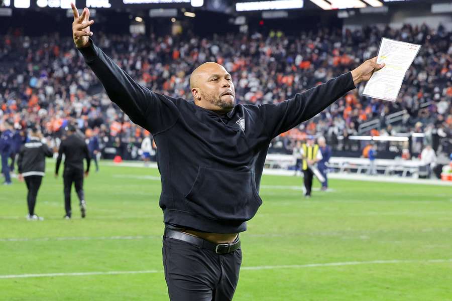 Toenmalig interim head coach Antonio Pierce na de overwinning op de Broncos in de laatste speelronde