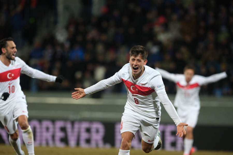 Arda Güler celebra su gol con Turquía