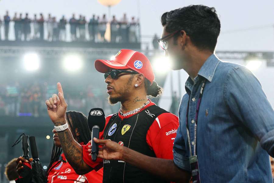 Lewis Hamilton ignorierte eine Funknachricht seines Teams und könnte dadurch einen Podiumsplatz verloren haben. Lewis Hamilton ignorierte eine Funknachricht seines Teams und könnte dadurch einen Podiumsplatz verloren haben.