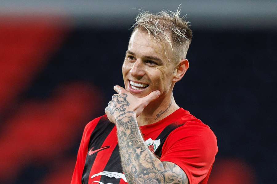 Róger Guedes segue no Al-Rayyan