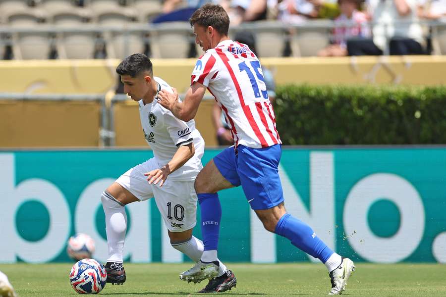 Savarino teve uma das primeiras oportunidades da partida Savarino teve uma das primeiras oportunidades da partida