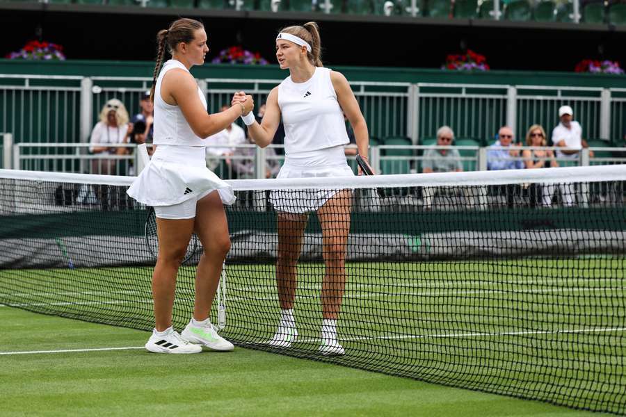 Jule Niemeier (til venstre) er videre ved Wimbledon efter en flot sejr over Karolina Muchova. 