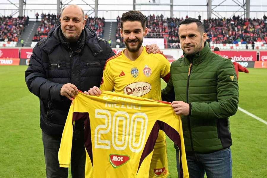 Roland Niczuly este premiat de Attila Hadnagy și Laszlo Dioszegi pentru a 200-a apariție în prima ligă, înaintea meciului Sepsi OSK – Univ Craiova