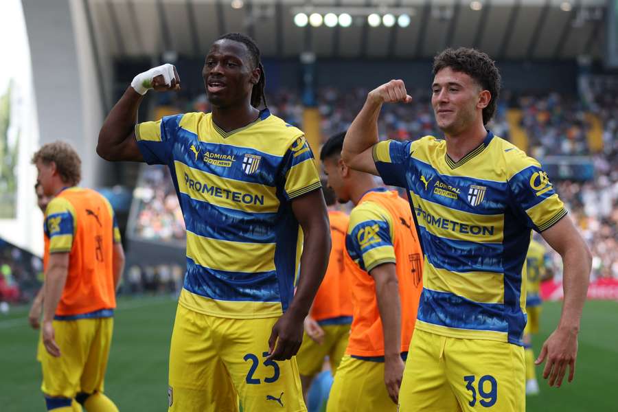 Nesta Elphege (vlevo) a Alessandro Circati z Parmy slaví gól proti Udinese.