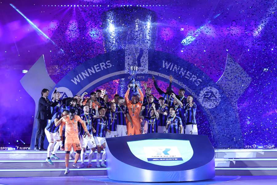 L'Inter celebra la vittoria nell'ultima Supercoppa
