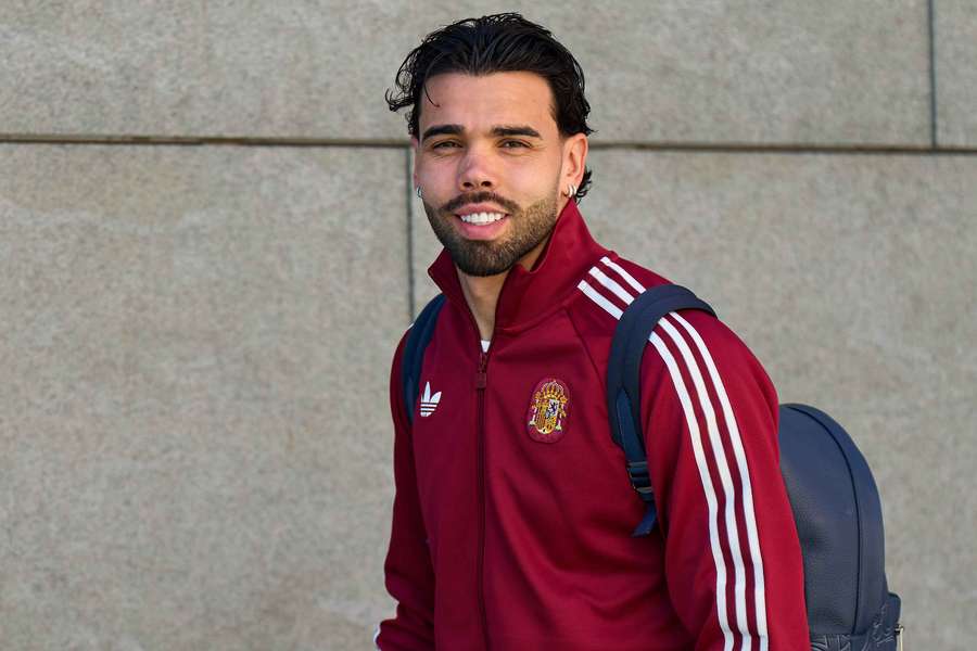 David Raya, a su llegada a Barcelona con la selección española