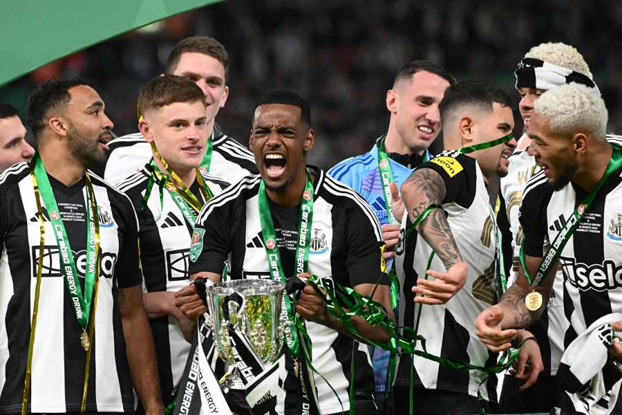 Alexander Isak z Newcastlu s trofejí pro vítěze Carabao Cupu.