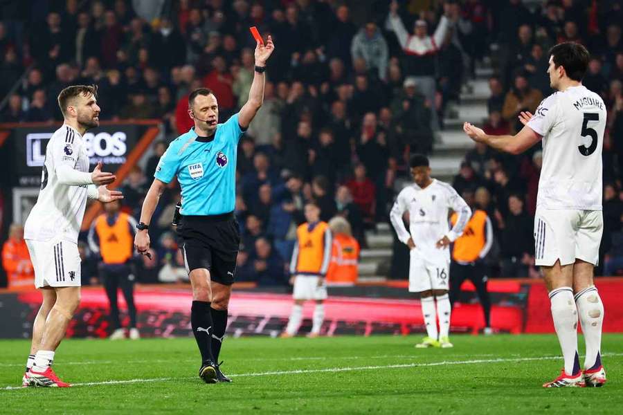 Maguire videl červenú kartu.