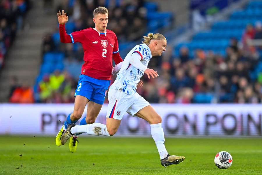David Zima a Erling Haaland v přípravném zápase Norska s Českem.