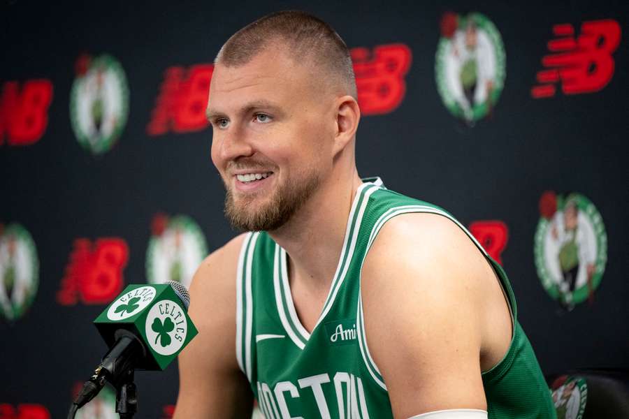 Porzingis durante o dia da imprensa dos Celtics